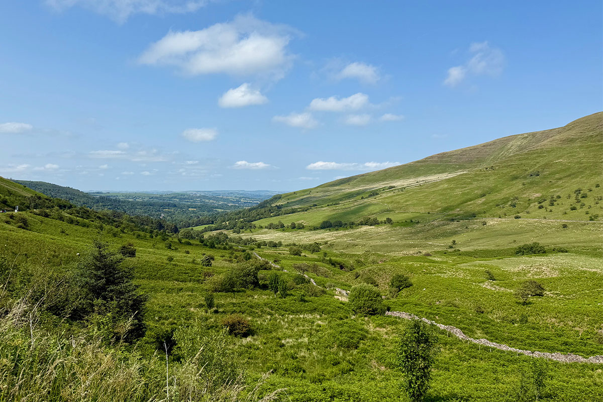 Groene heuvels en vallei in Brecon Beacons in Wales