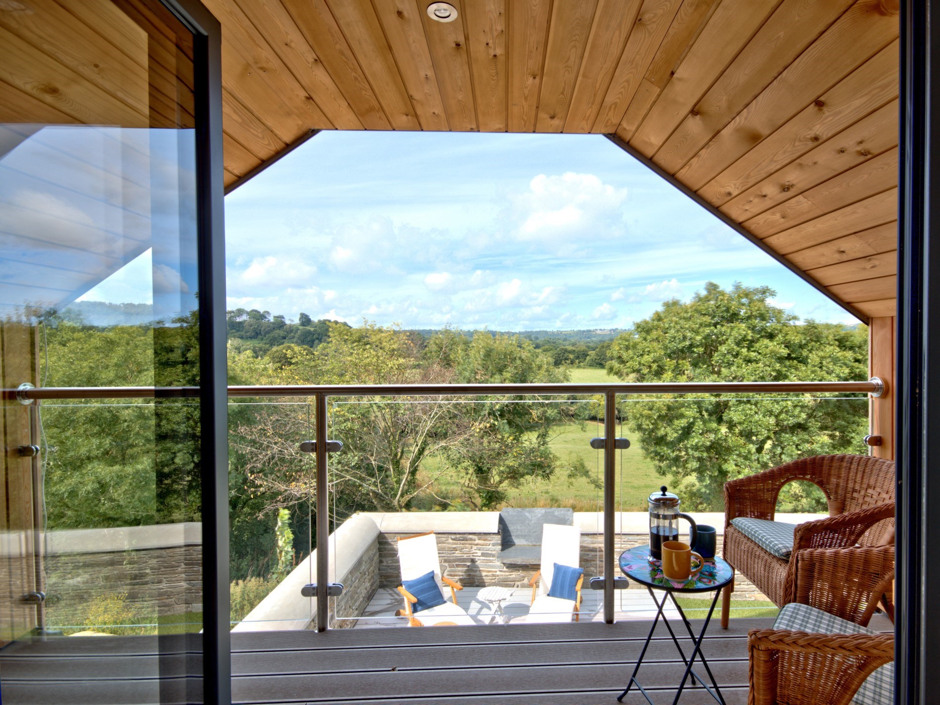 Woonkamer met uitzicht van een hondvriendelijk vakantiehuis met omheinde tuin in Cilgerran, Pembrokeshire