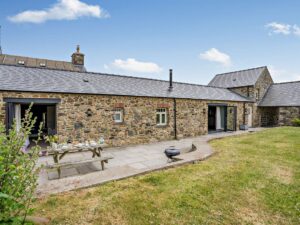 Buitenkant van een hondvriendelijk vakantiehuis met omheinde tuin bij St Davids in Pembrokeshire
